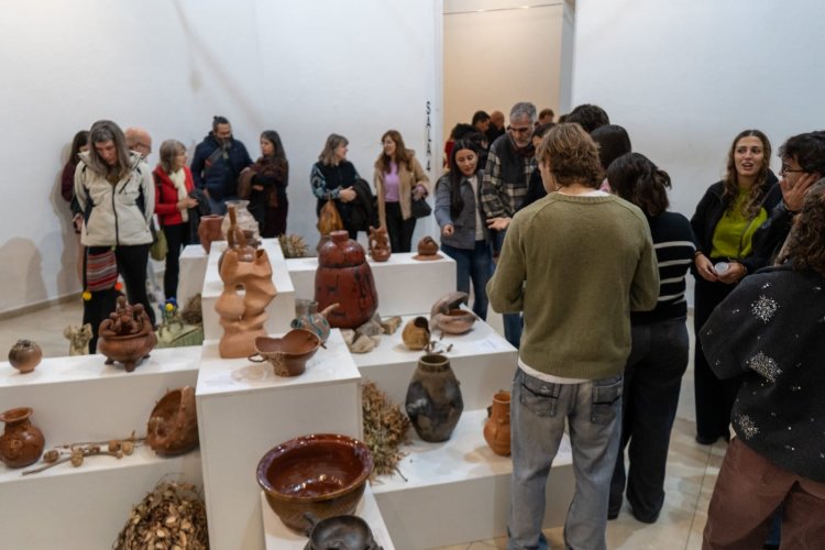 La Estación San Martín alberga una muestra colectiva de cerámica inspirada en la vasija ancestral
