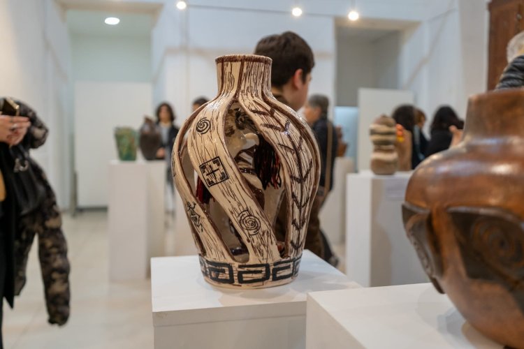 La Estación San Martín alberga una muestra colectiva de cerámica inspirada en la vasija ancestral