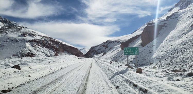Por nevadas continúa cerrado el Paso de Agua Negra