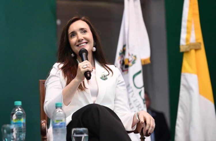Victoria Villarruel se diferenció de Milei y saludó a los periodistas en su día