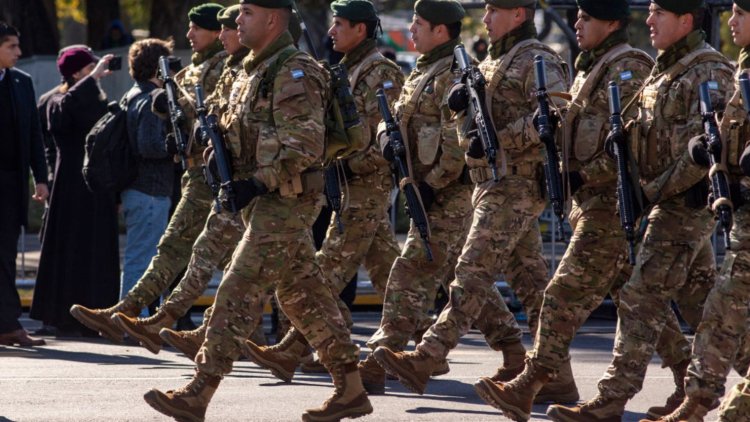 El Gobierno aumenta hasta 25% los salarios de las Fuerzas Armadas