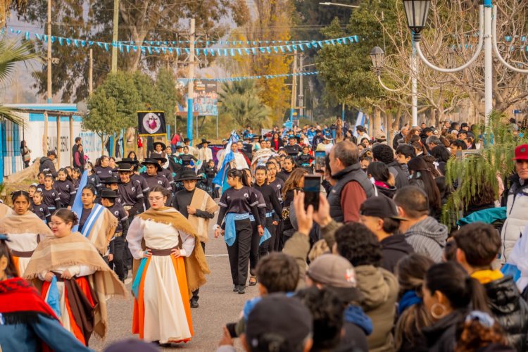 Pocito desfiló con orgullo por el Día de la Bandera