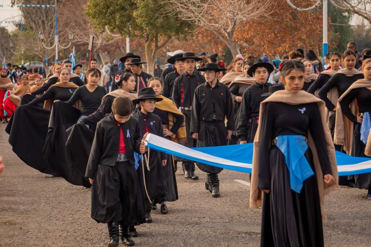 Pocito desfiló con orgullo por el Día de la Bandera
