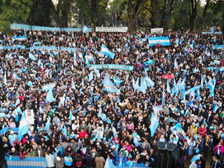Multitudinario banderazo por Cristina Kirchner: la militancia exige su liberación en Parque Lezama