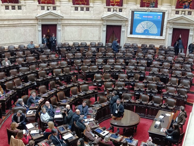 Se cayó la sesión de la oposición por Adorni
