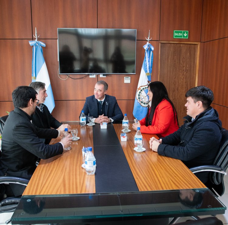 Fabián Martín recibió al representante regional de Registrar Corp