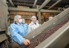 Orrego visitó Frutandina, una de las principales exportadoras de pasas de San Juan