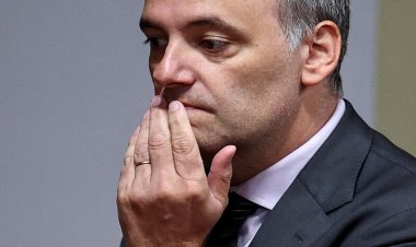 Prohibieron la salida del país a Manuel Adorni por peligro de fuga inminente