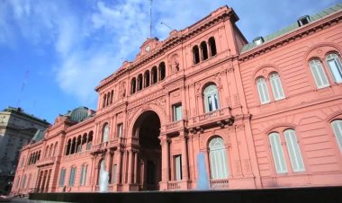 El Gobierno no dictó asueto por el partido, pero dio "libertad de acción"