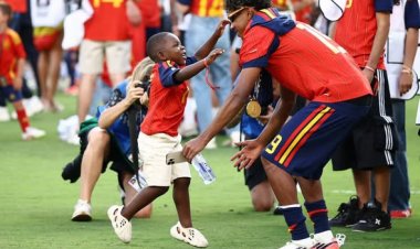 Lamine Yamal celebró el título mundial con su hermanito Keyne, la otra estrella viral de España
