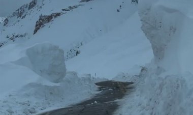 Impresionante: paredes de nieve en la ruta 7 en alta montaña