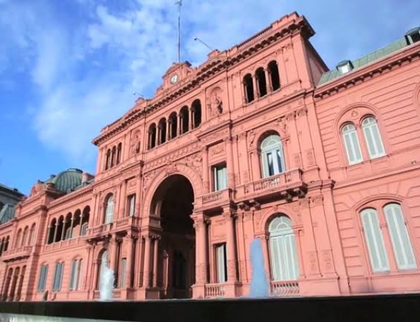 El Gobierno no dictó asueto por el partido, pero dio "libertad de acción"