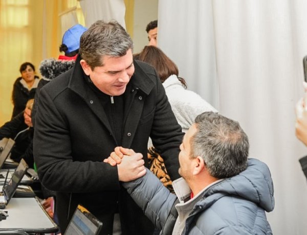 Orrego visitó San Juan Cerca en Pocito, que incorporó regularización dominial y prevención médica