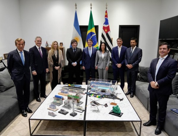 Javier Milei se reunió con Flávio Bolsonaro en Brasil
