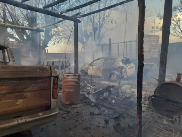 Voraz incendio en Pocito destruyó una vivienda y un taller: tres familias fueron asistidas