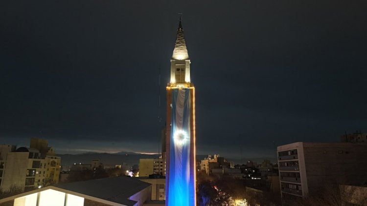 La Ciudad desplegó una gran bandera  en la previa de la final del Mundial