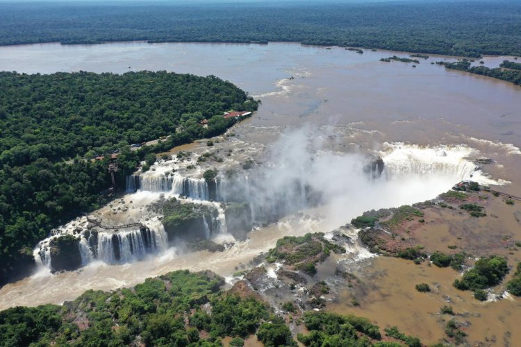Cerraron la Garganta del Diablo por la crecida del río Iguazú y suspenden visitas