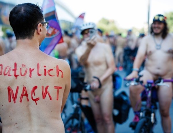 Desnudos y en bicicleta: 500 personas protagonizaron una insólita marcha en Alemania