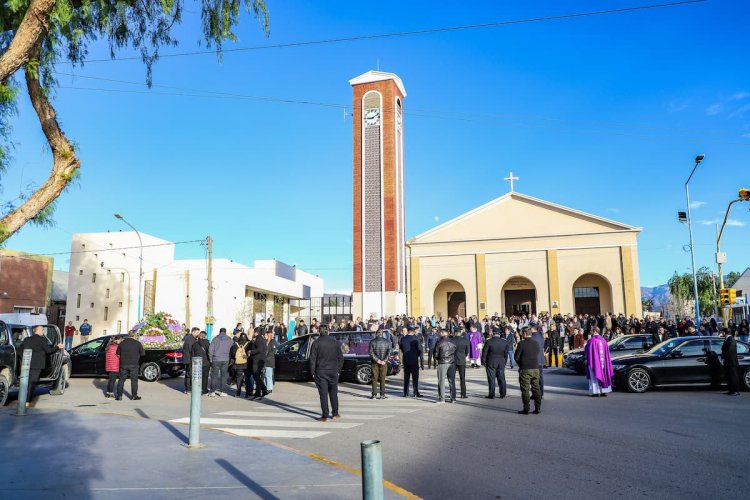 Honores y acompañamiento institucional en el adiós al comisario general Rubén Castro