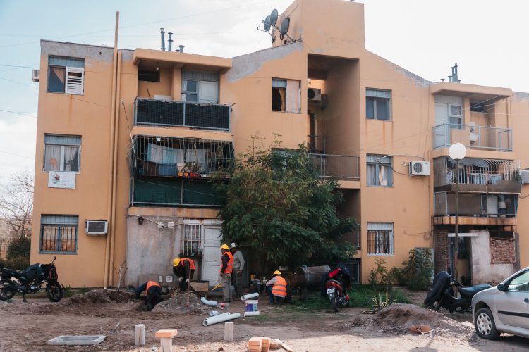 Con fondos municipales, Rawson avanza con la obra de cloacas del Barrio SUTIAGYF