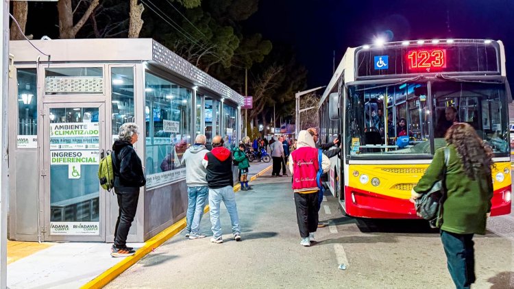 Miodowsky cumplió: Rivadavia ya cuenta con sus cinco paradas de colectivos climatizadas
