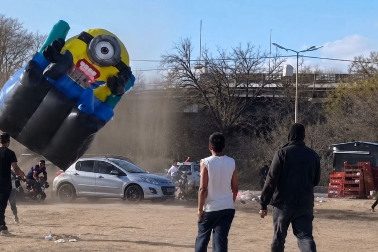 Pánico en Córdoba: un remolino levantó un inflable con chicos adentro en Cruz del Eje