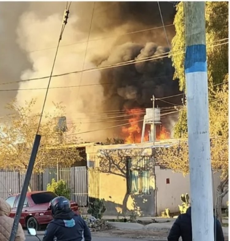 Tremendo incendio en Rawson: una vivienda quedó prácticamente destruida