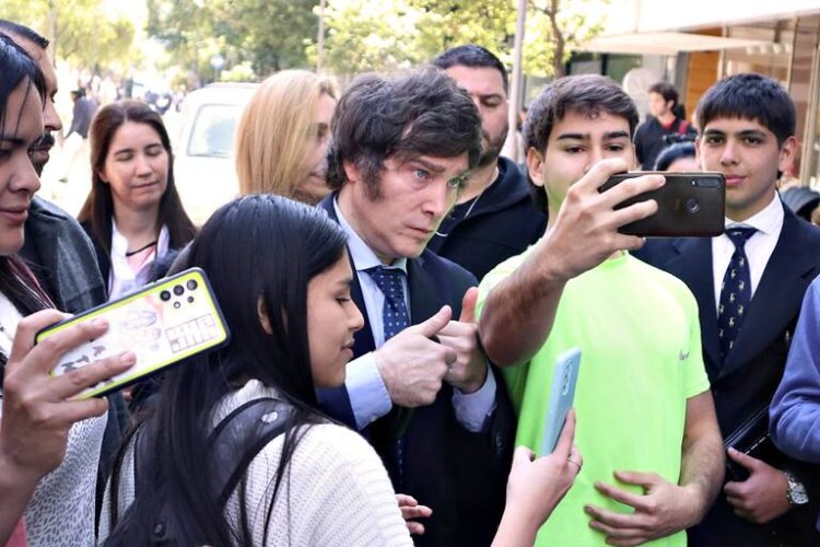 Javier Milei está perdiendo el voto joven? Las encuestas muestran señales de desgaste, pero todavía conserva un núcleo fuerte