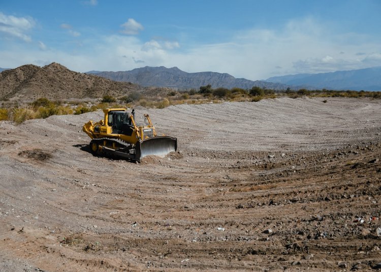 El intendente Espejo supervisó los trabajos de encausamiento y defensa en el río Jáchal ante alertas meteorológicas