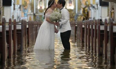 Filipinas: se casaron en una iglesia inundada tras mortales tormentas