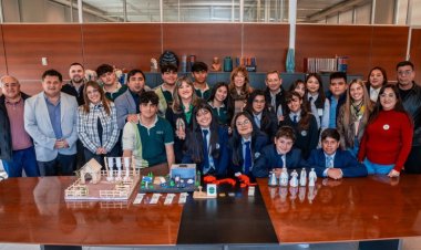 Estudiantes de Valle Fértil presentaron proyectos de innovación a la ministra