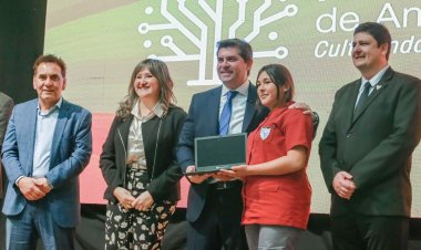 Más de 2.700 estudiantes de cuatro departamentos recibieron sus computadoras