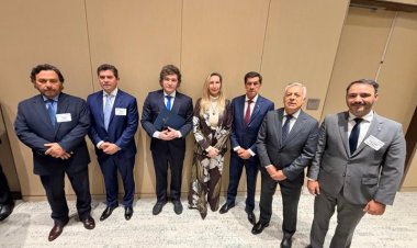 Milei lleva a 12 gobernadores a París para mostrar apoyo político