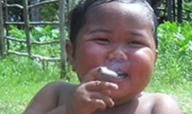 Tenía 18 meses y fumaba 40 cigarrillos diarios: así está hoy Ardi Rizal, el niño de la foto viral