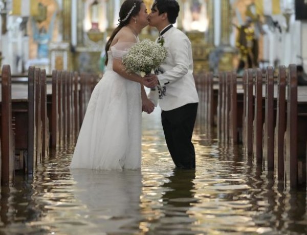 Filipinas: se casaron en una iglesia inundada tras mortales tormentas