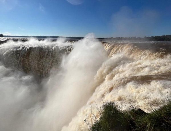 Cerraron la Garganta del Diablo en las Cataratas del Iguazú en medio de un alerta por crecida del río