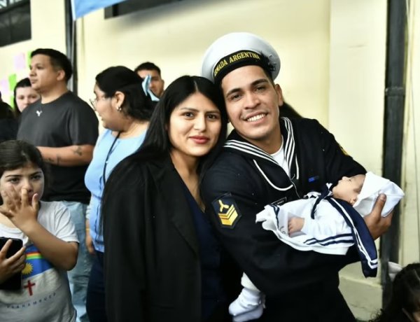 Fragata Libertad: el tripulante que vio nacer a su hija por videollamada se reencontró con su familia