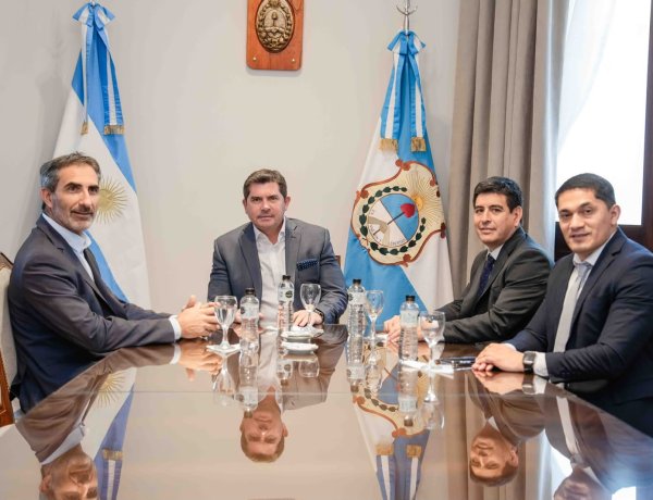 Orrego recibió  autoridades de una compañía aérea low cost
