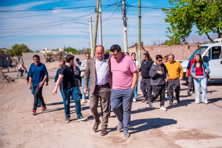 Miodowsky recorrió Villa Molina y anunció el inicio del pavimento