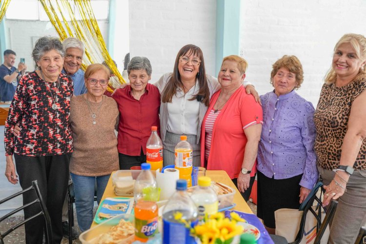 Daniela Rodríguez compartió un almuerzo con jubilados de Chimbas en su día