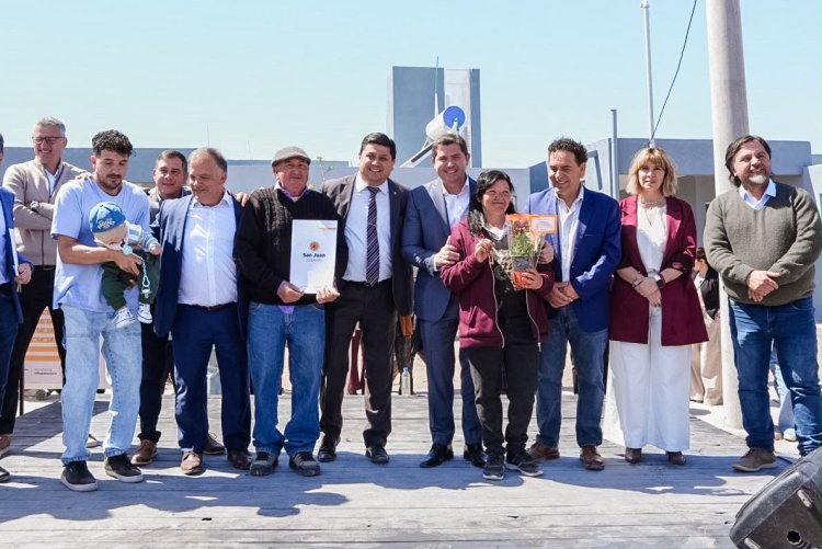 El sueño de la casa propia: Orrego entregó viviendas a 118 familias de Angaco