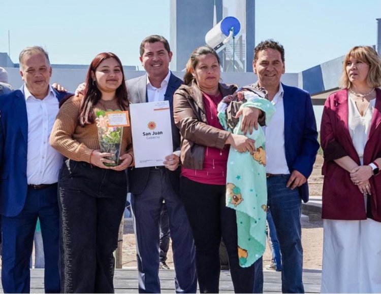 El sueño de la casa propia: Orrego entregó viviendas a 118 familias de Angaco