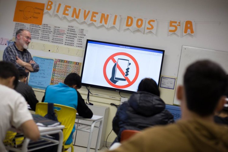 Celulares en las aulas: los datos que explican la restricción y la inesperada coincidencia con el mensaje del papa León XIV