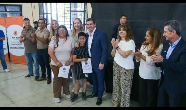 Orrego entregó  casi 400 anteojos en Pocito para fortalecer la salud visual