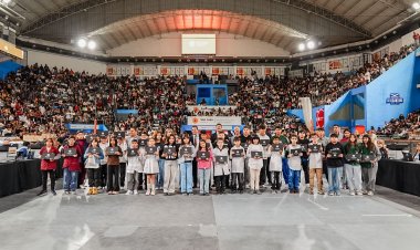 El gobernador Orrego entregó casi 1.400 computadoras a estudiantes de tres departamentos