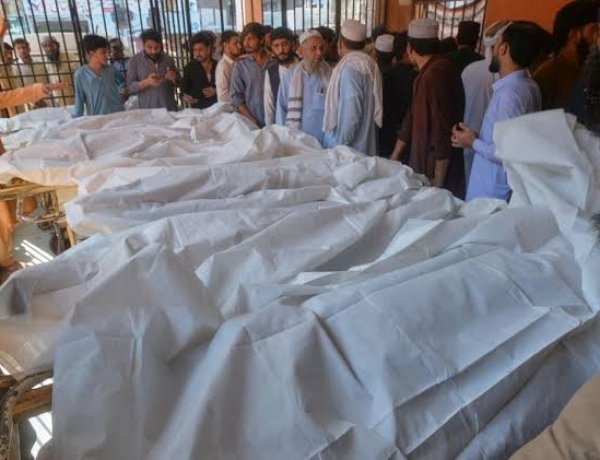 Horror en Pakistán: cayó el techo de una escuela y murieron 27 alumnos y un profesor