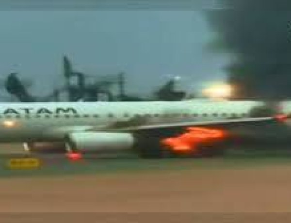 Terror en Perú: se incendió un avión de LATAM antes de despegar y evacuaron a los pasajeros