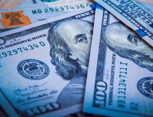 El dólar oficial anotó su tercera suba consecutiva