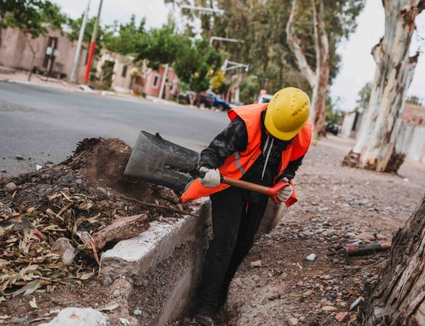 Chimbas realizó tareas de limpieza y obras de mejora en desagües de la zona Este