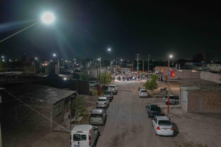 Loteo Nazareno: Daniela Rodríguez inauguró luminaria LED y anunció la construcción de una plaza para los niños del barrio